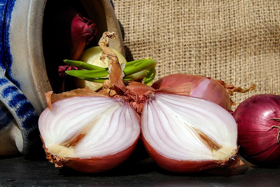 sliced red onion, onions, red, brown, vegetable onions, sliced, raw, essential oils, antibacterial, shell