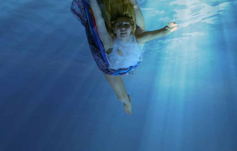menina, embaixo da agua, sereia, nadar, agua, azul, uma pessoa, comprimento total, pessoas reais, criança