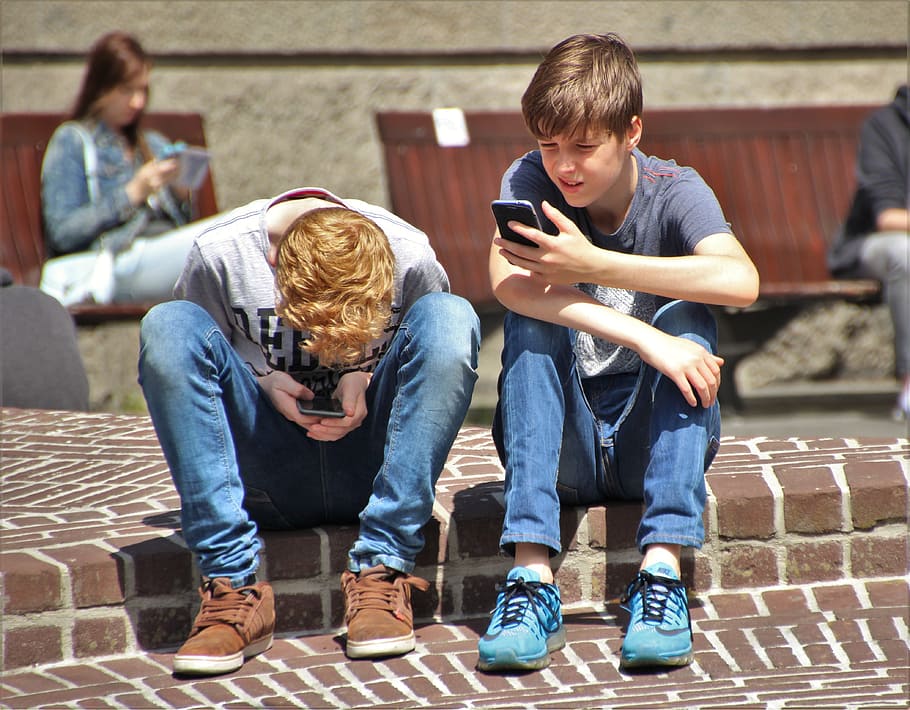 dua, anak laki-laki, duduk, coklat, trotoar bata, diambil, siang hari, pokemon, pokemon go, telepon