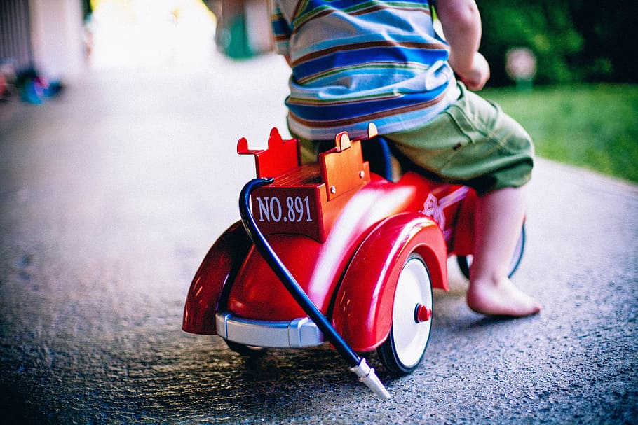 niño pequeño, equitación, rojo, naranja, paseo, juguete, bobby-car, coche de juguete, jugando, niño