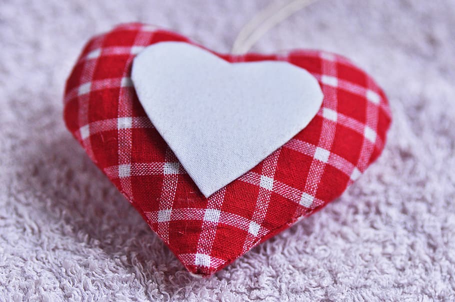 foto de primer plano, blanco, rojo, cuadros, almohada de corazón, corazón, decoración, símbolo, amor, San Valentín