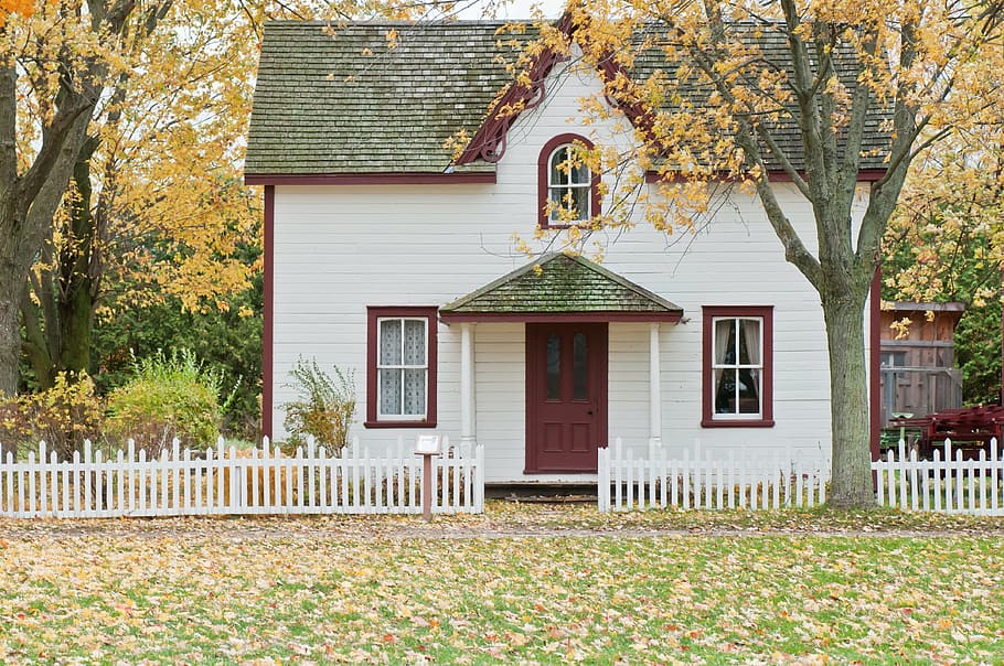 Blanco, marrón, de madera, casa de piso, amarillo, árbol de hoja, durante el día, pintado, casa, enmarcado