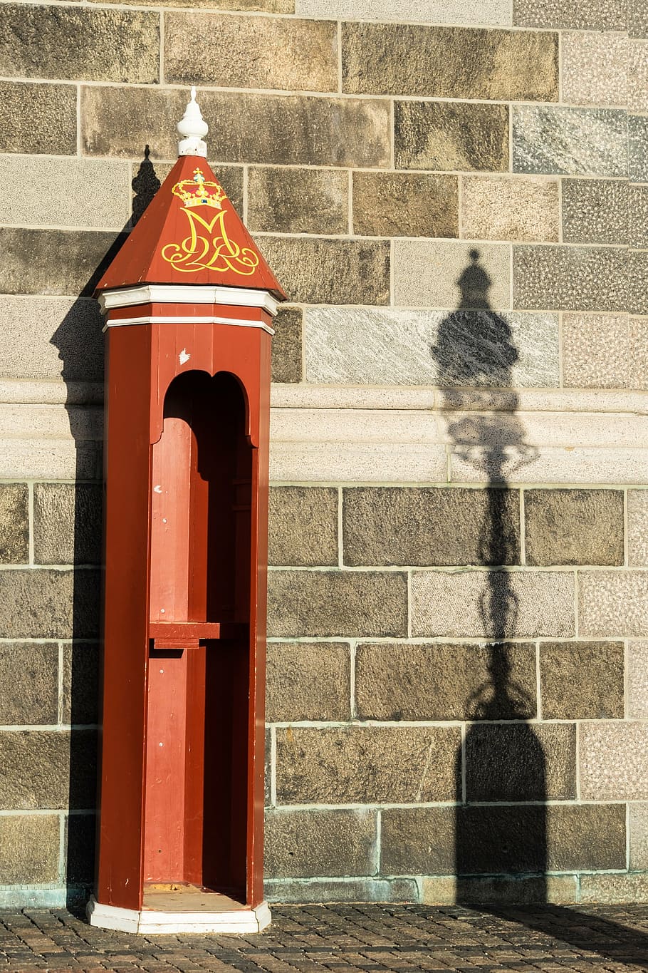sentry box, shadow, lamp, christiansborg palace, copenhagen, denmark, europe, post, guard, shelter