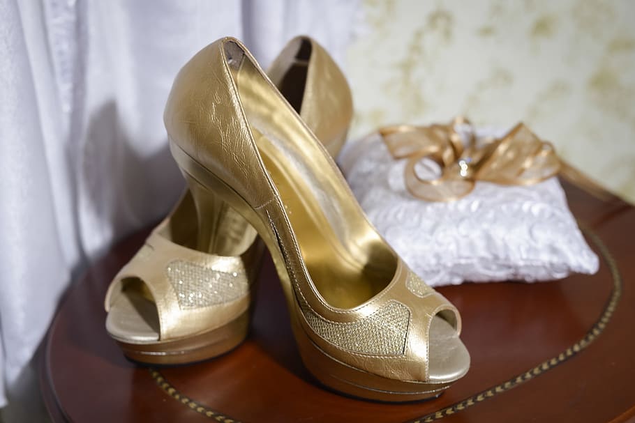 pasangan, wanita, emas, kulit, kaki terbuka, platform, sepatu hak, sepatu, pernikahan, sandal