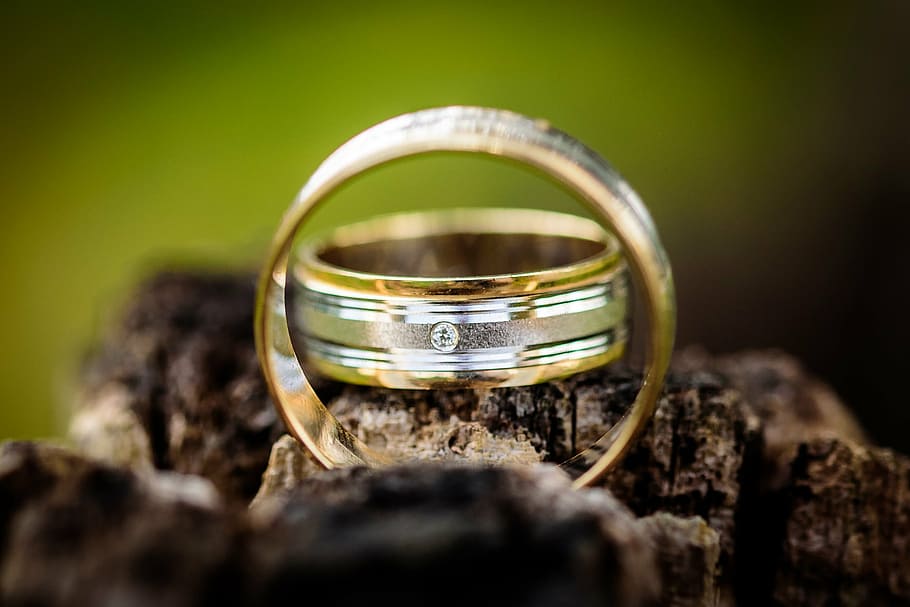 dua, cincin pernikahan berwarna emas, coklat, permukaan, dangkal, fokus, fotografi, perak, emas, cincin