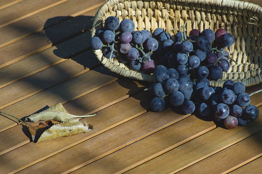 anggur, gelap, segar, keranjang belanja, buah, meja makan, kayu, lembar zeschły, taman, musim gugur