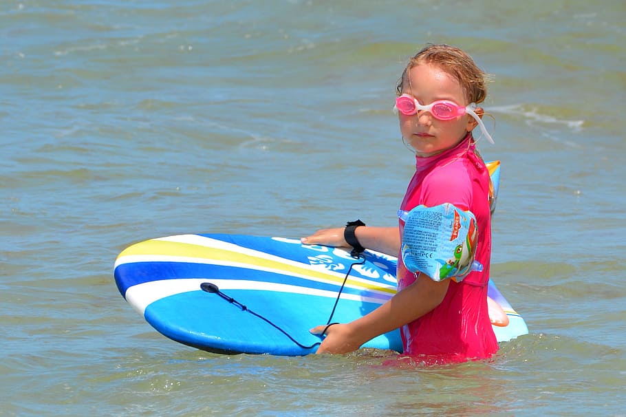 niño, niña, surf, olas, tabla de surf, personas, deportes, gafas de natación, ropa resistente a los rayos uv, mar