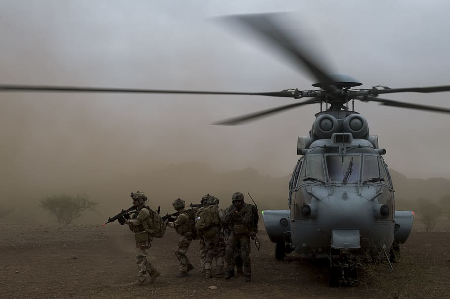 soldados al lado del helicóptero, militar, fuerzas armadas, ejército, gobierno, arma, transporte, modo de transporte, lucha, helicóptero