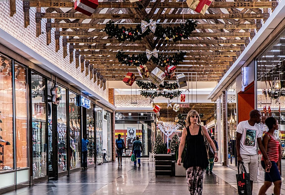 Mujer, negro, vestido sin mangas con cuello cuadrado, itinerancia, alrededor, centro comercial, compras, tienda, minorista, compras navideñas