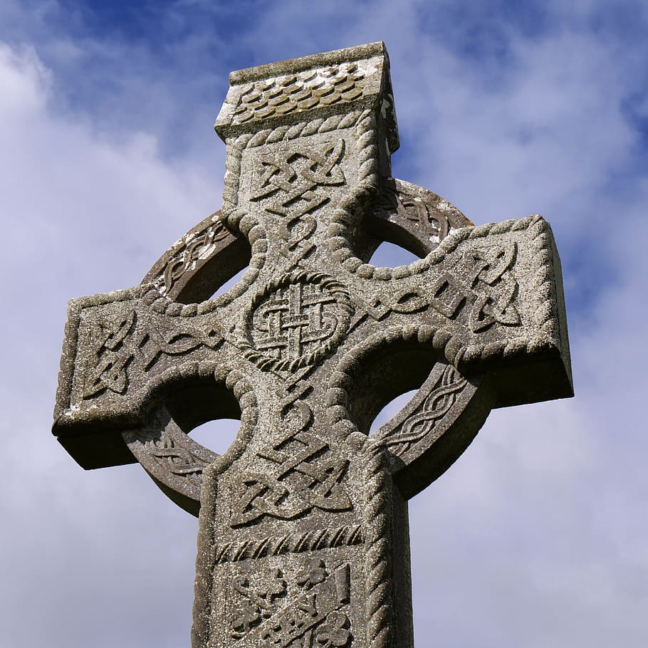 Irlanda, clonmacnoise, cruces celtas, cruces, cementerio, cielo, creencia, religión, vista de ángulo bajo, nube - cielo