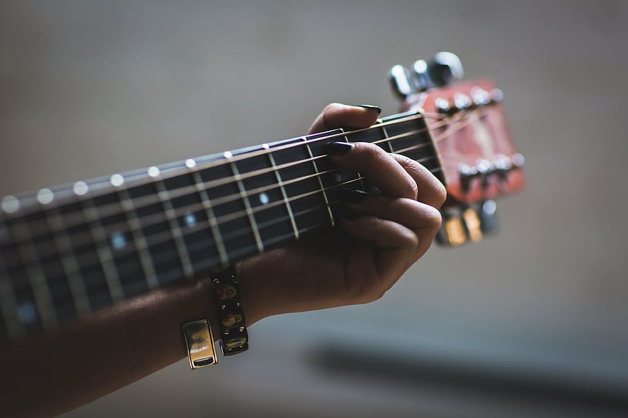 selectivo, foto de enfoque, persona, jugando, marrón, guitarra, personas, mujer, mano, manicura