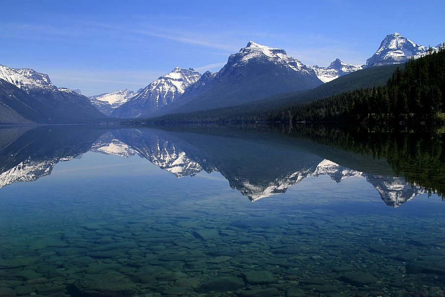 fotografia de ângulo longo, árvores, montanhas, azul, calma, céu, lago mcdonald, paisagem, linha do horizonte, pico
