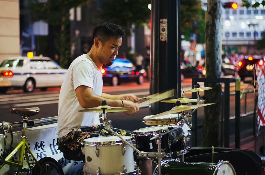 homem tocando bateria, homem, tocando, tambor, ao lado, rua, conjunto, musical, instrumento, pessoas