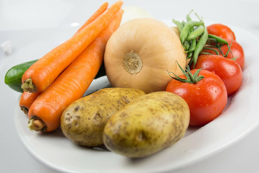 carrots, potatoes, tomatoes, plate, peppers, vegetables, vegetable garden, food, restaurant, kitchen