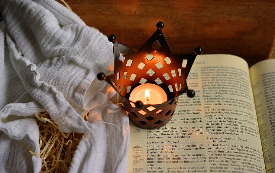 tealight candle, crown candle holder, open, book, bible, christmas story, luke 2, birth of jesus, jesus, jesus christ