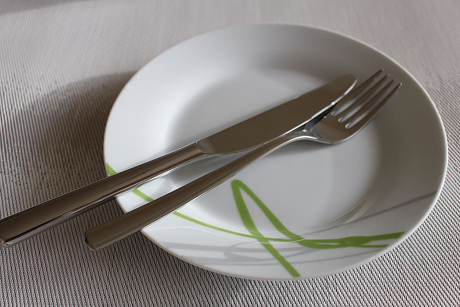 plate, cutlery, knife, fork, cover, kitchen utensil, eating utensil, food and drink, table, place setting
