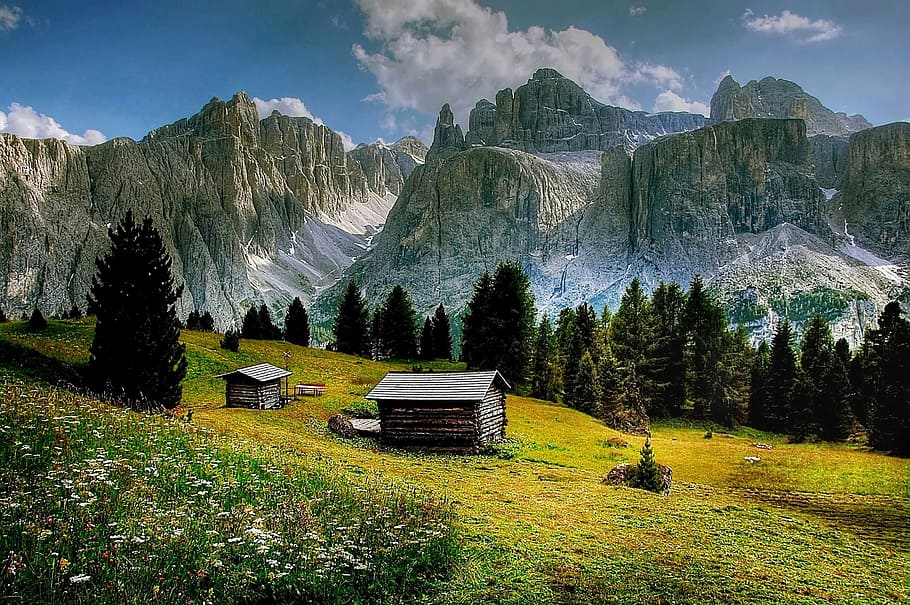 fotografia de paisagem, casa, cercado, pintura do campo de grama, val de mesdi, dolomitas, montanhas, sul do tirol, alpino, itália
