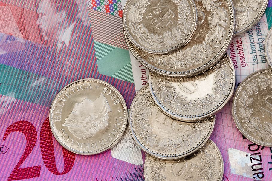 lote de moedas redondo de cor prata, dinheiro, moeda, francos suíços, troca, ninguém, close-up, dentro de casa, dia, finanças