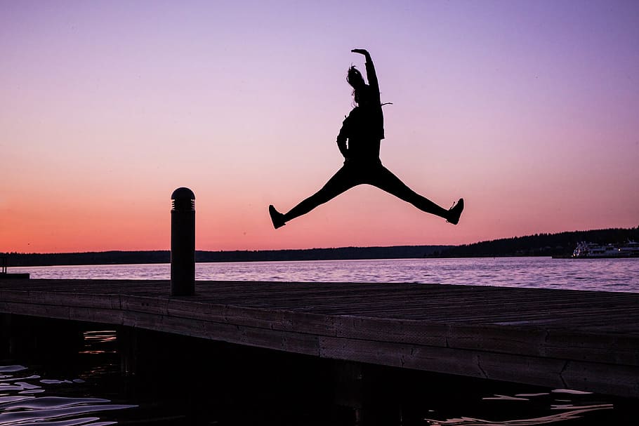 mujer, saltando, costa, puesta de sol, silueta, personas, aventura, ejercicio, ajuste, gimnasio