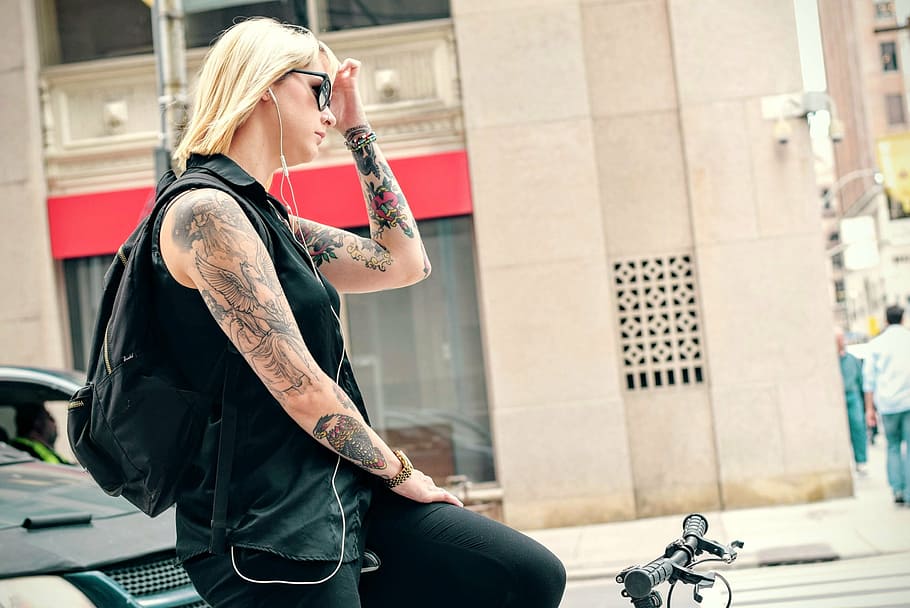 mulher, montando, bicicleta, bege, concreto, construção, pessoas, tatuagem, arte, máscaras
