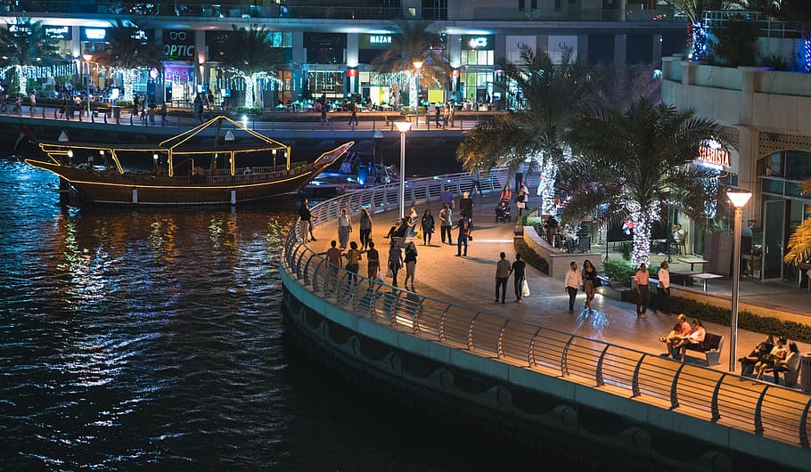 grupo, pessoas, em pé, praça, corpo, agua, Dubai, Dubai Marina, Emirados Árabes Unidos, barco da marina