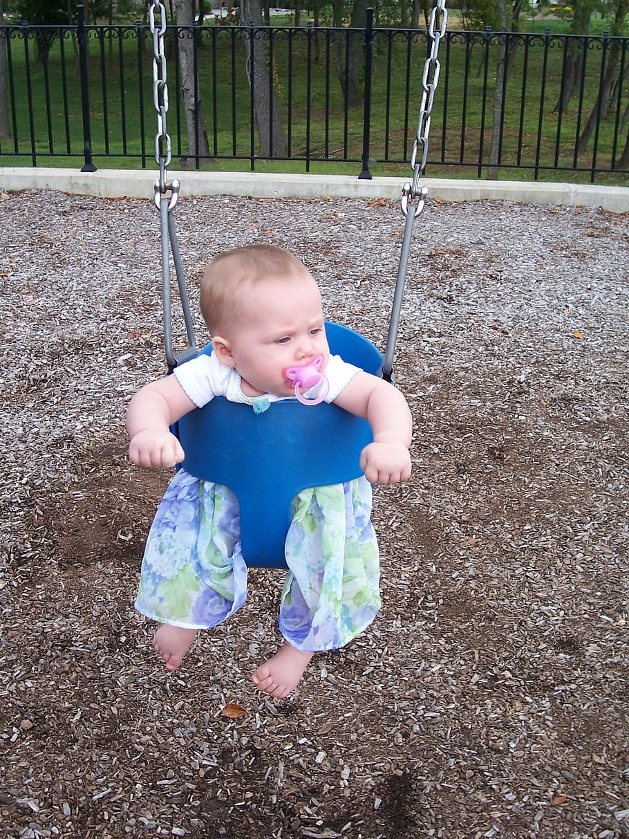 criança, balanço, parque, jogar, balançando, menina, bebê, pés descalços, ao ar livre, infância