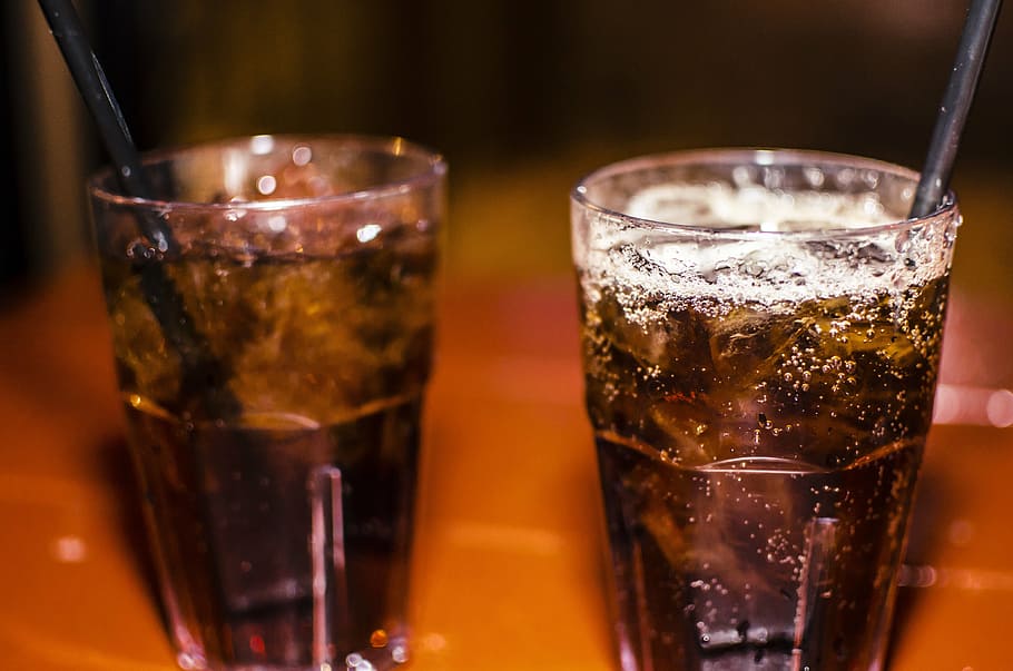 foto, dois, claro, copos, uísque, coca-cola, álcool, bebida, vidro, gelo