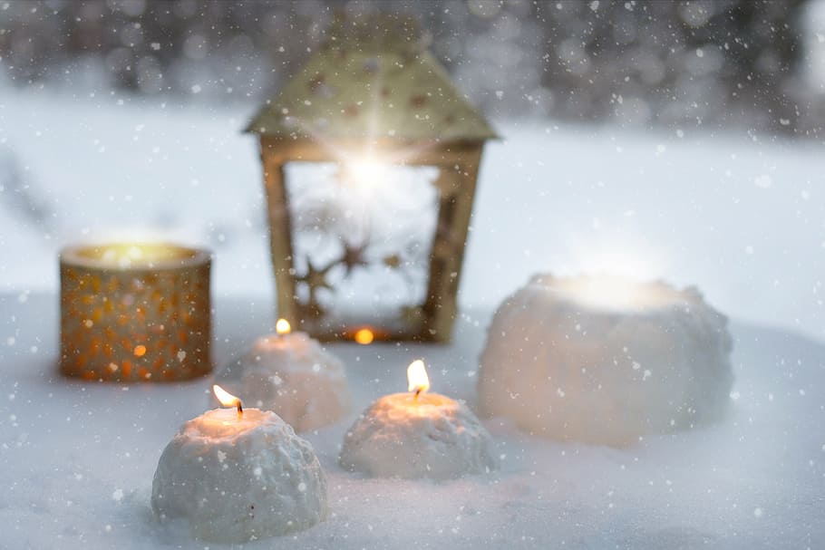 linterna de velas color beige, invierno, velas, bolas de nieve, navidad, diciembre, feriado, temporada, celebracion, velas encendidas