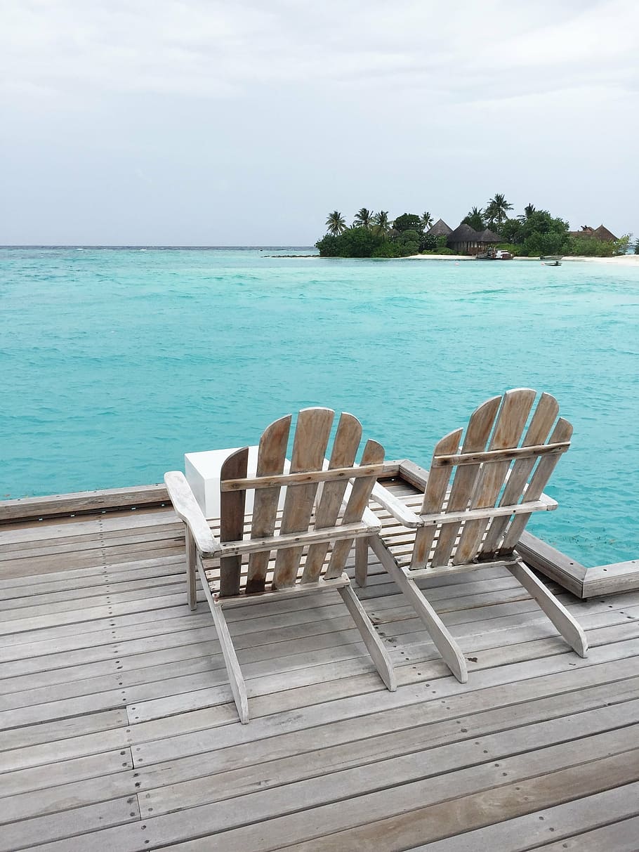 dois, marrom, de madeira, cadeiras adirondack, frente ao mar, dia, quatro estações, frio, maldivas, mar