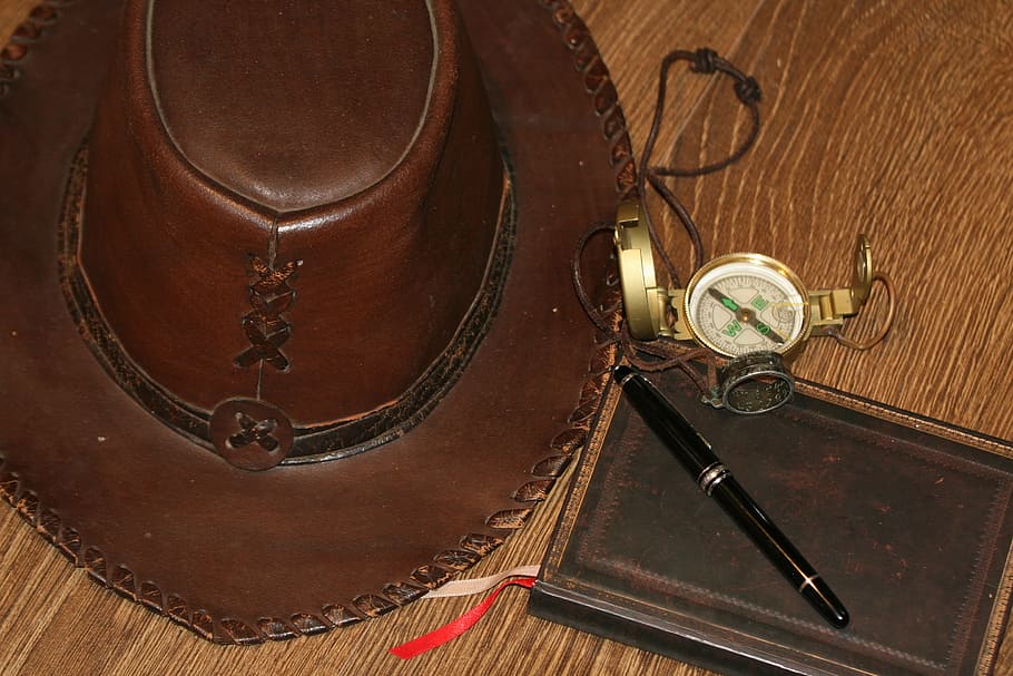 marrón, sombrero de vaquero de cuero, al lado, brújula, madera, superficie, viajes, empresa, aventura, título