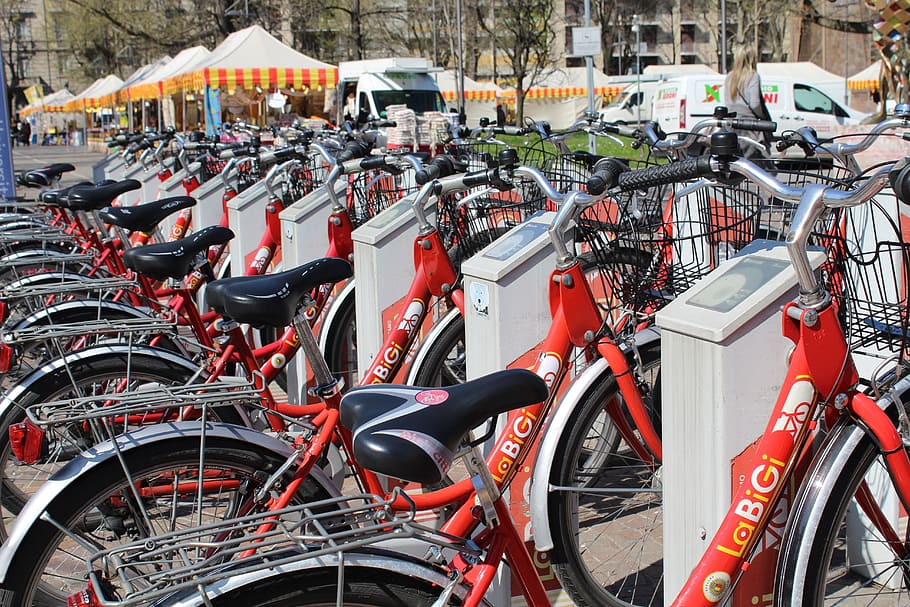 oranye, tempat parkir, diparkir, siang hari, sepeda, berbagi sepeda, transportasi, mobilitas, mobilitas berkelanjutan, ekologi