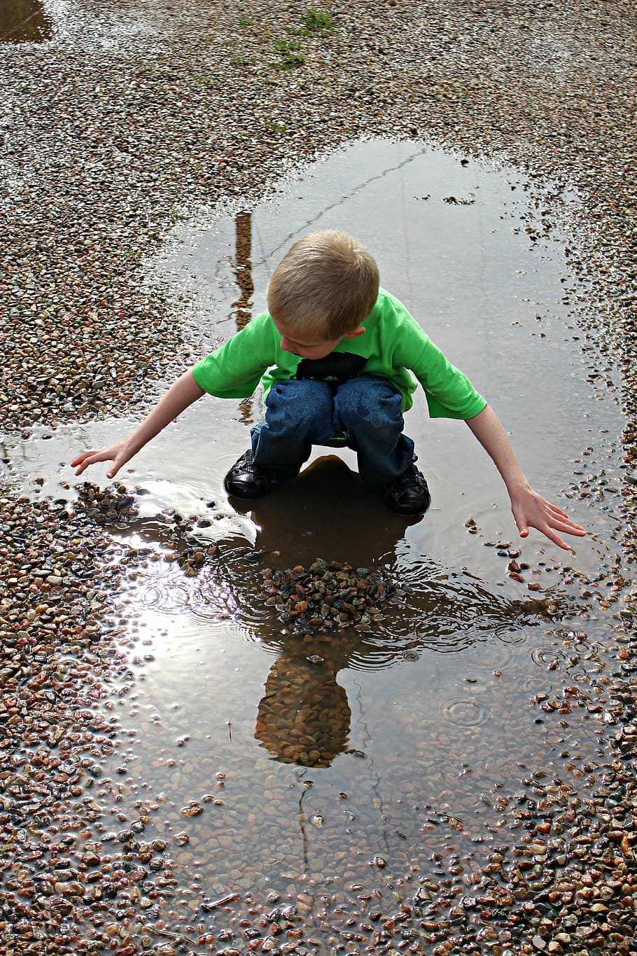 poça, reflexão, água, chuva, pedras, sujo, menino, caucasiano, infância, criança