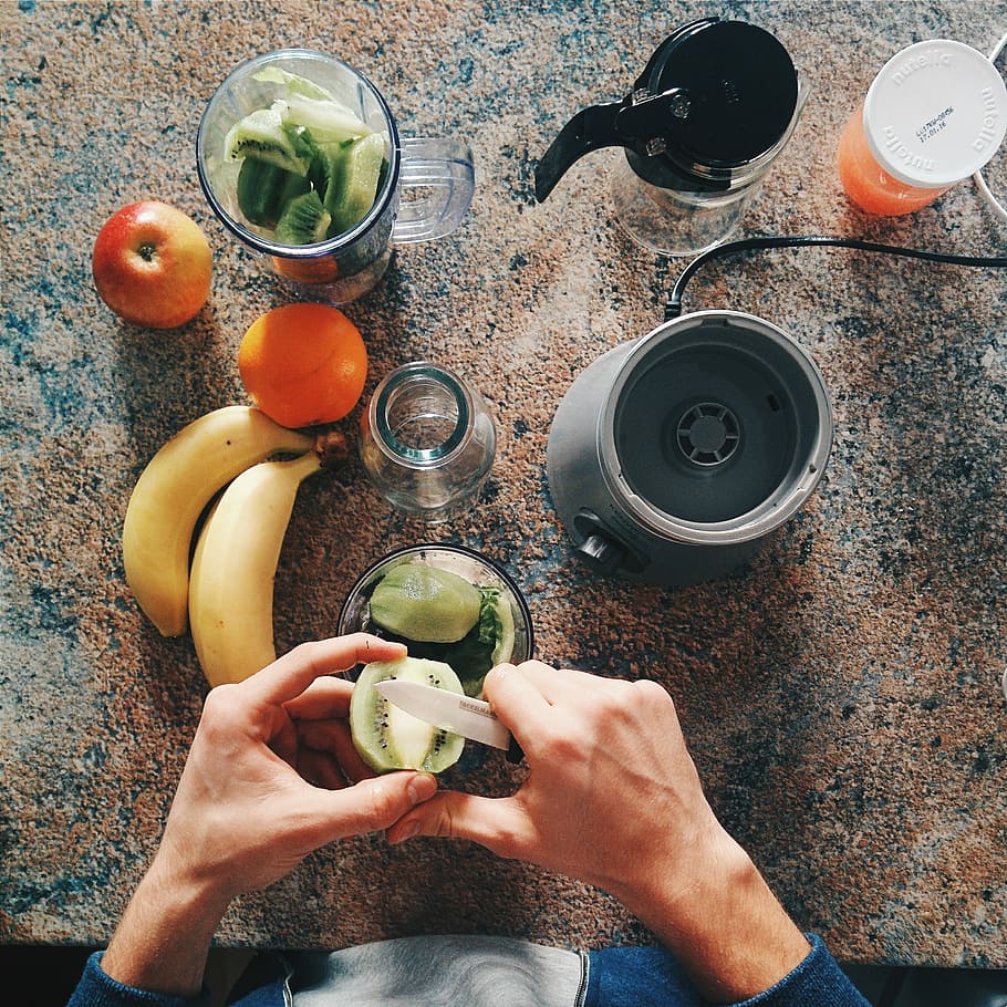 membuat smoothie yang sehat, sehat, smoothie, pisang, buah, tangan, proses, tampilan atas, makanan, tangan manusia
