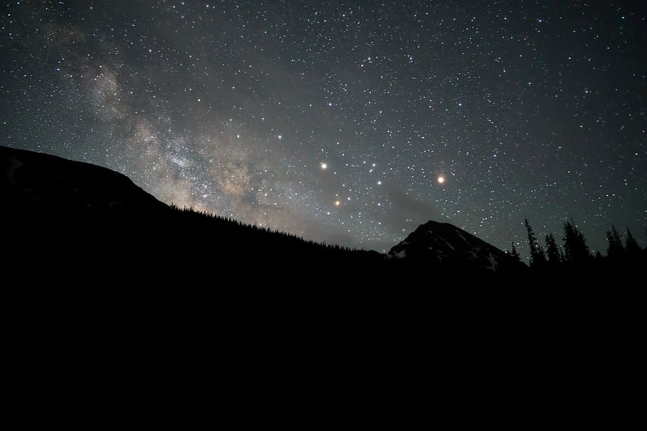 silueta de la montaña, estrellas, oscuro, noche, viaje, aventura, montaña, árboles, observación de estrellas, astrofotografía