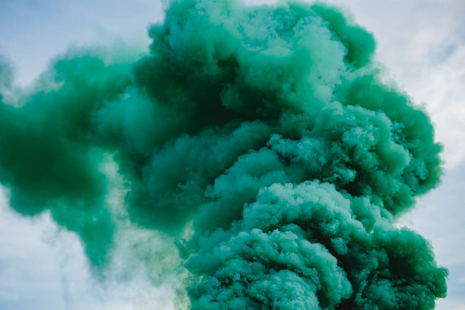 bomba de fumaça verde, bomba de fumaça, resumo, plano de fundo, ao ar livre, fumaça verde, verde, natureza, azul, nuvem - céu