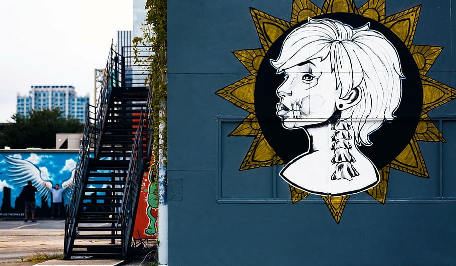 fotografía de primer plano, arte de pared de mujer, pintura, mujer, azul, pared, durante el día, arquitectura, edificio, infraestructura