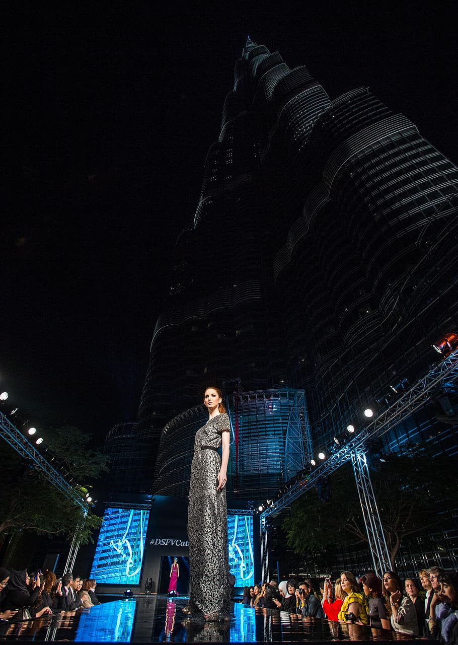mulher, em pé, etapa, ao lado, Burj Khalifa, período noturno, Desfile de moda, Passarela, Modelo, moda