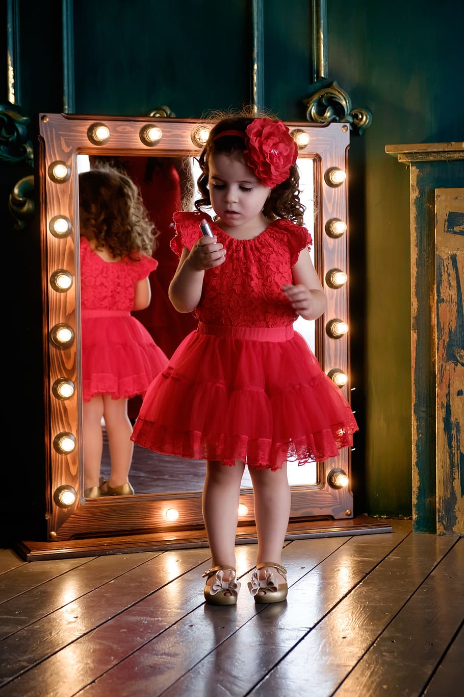 niña, vistiendo, rojo, vestido de manga larga, sosteniendo, lápiz labial, espejo, pomada, bebé, hija