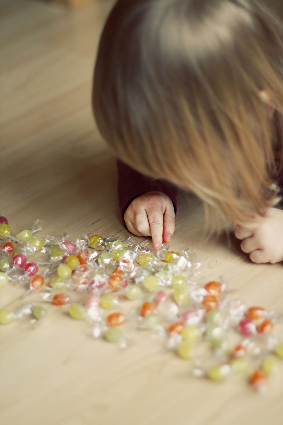 selective, focus photography, girl, touching, beads, top, floor, selective focus, photography, on top