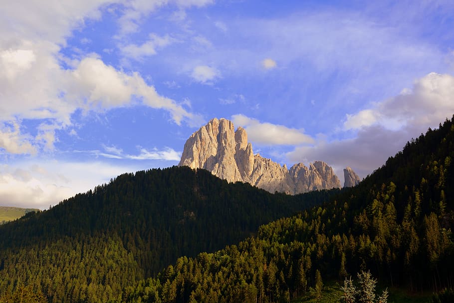 dolomitas, sassolungo, montaña, cielo, italia, nubes, montañas, verde, pintorescos - naturaleza, belleza en la naturaleza