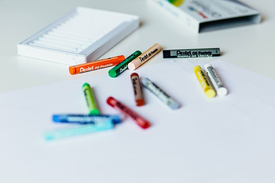 crayones de pentel de colores variados, blanco, superficie, crayones, color, colorido, arte, caja, tabla, desenfoque