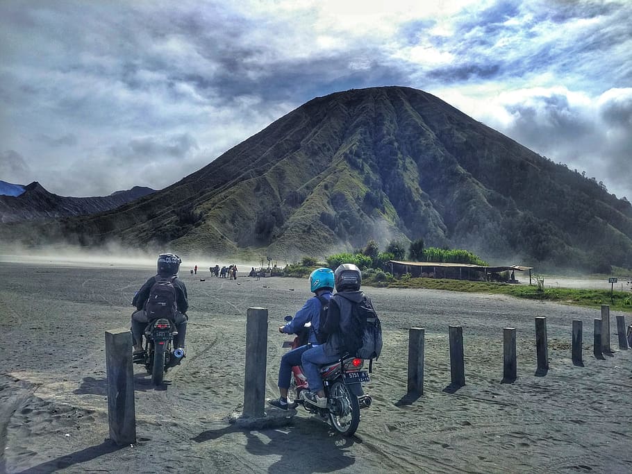 taman nasional bromo tengger semeru, probolinggo, jawa timur, indonesia, gunung, transportasi, orang sungguhan, awan - langit, langit, sepeda motor