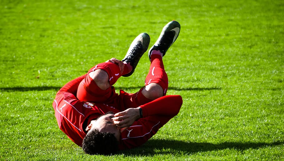terluka, pemain sepak bola, memegang, kiri, kaki, berbaring, lapangan, Boo, Kota Swindon, Sepak Bola