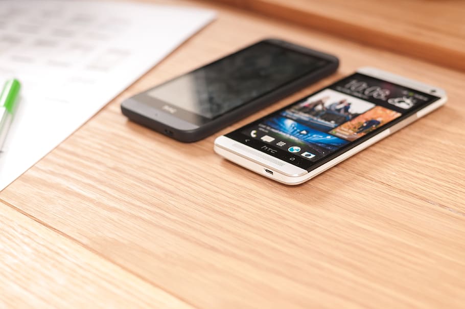 dois, preto, branco, smartphone android ligado, marrom, de madeira, mesa, móvel, smartphone, dispositivos