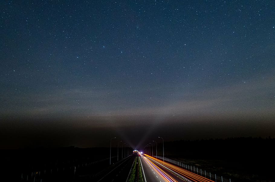 foto de timelapse, estrada, carros, escuro, noite, luzes, rodovia, céu, estrelas, estrela - espaço