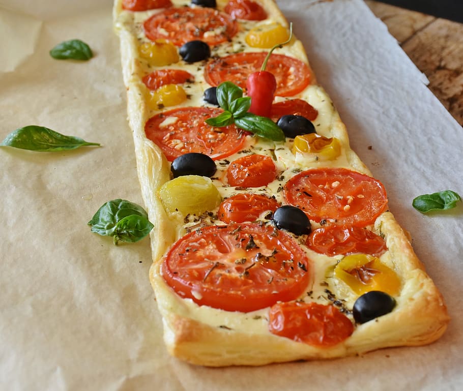 pizza, tomatoes, tomato quiche, red, yellow, olives, cream, eat, cooking enjoyment, vegetarian