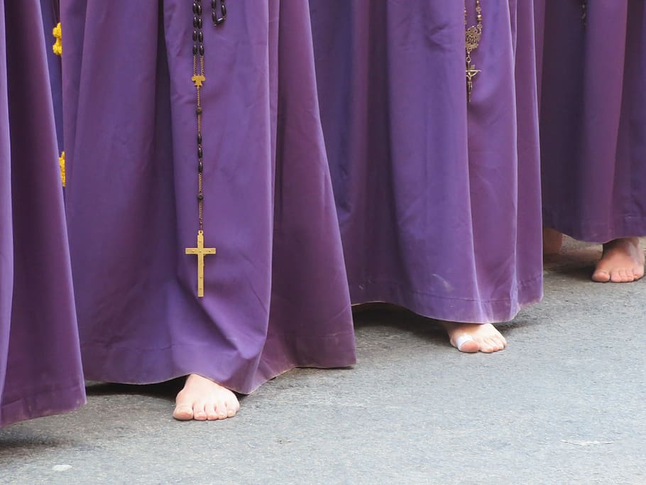 Semana Santa, Murcia, Nazarenos, parte do corpo humano, seção baixa, em pé, roxo, pessoas, adulto, perna humana