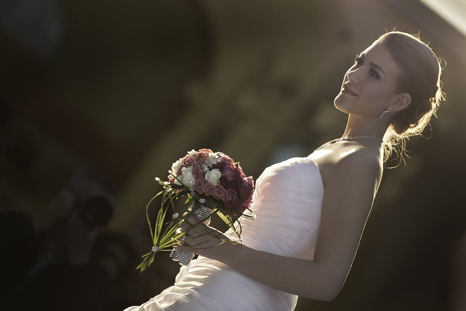 mulher, branco, vestido de noiva sem alças, exploração, buquê de flores, mão, casamento, noiva, flor, buquê
