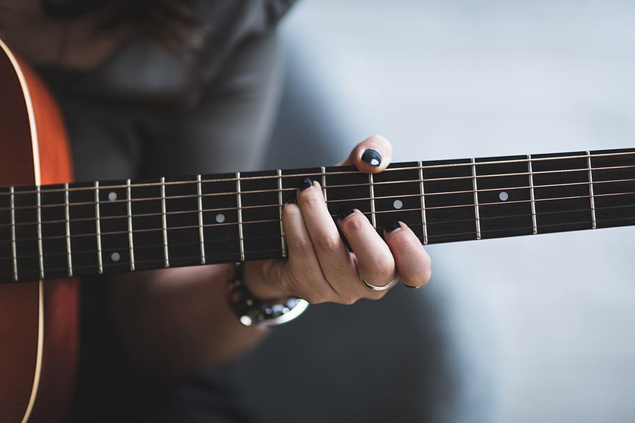 mujer, jugando, guitarra, uñas, hembra, niña, músico, negro, cuerda, cuerdas