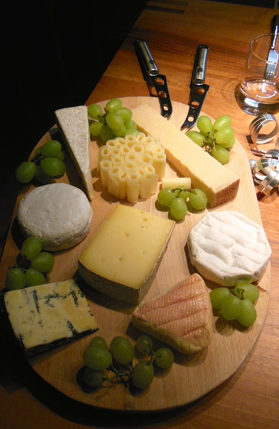 cheese, new year's eve, festival, celebration, knife, grapes, evening, dark, light, altjahrabend